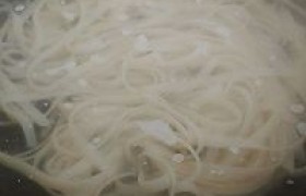 香辣豉肉叮河粉怎么做