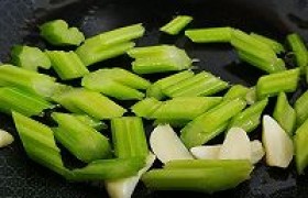 蒜辣豆耳脆芹菜怎么做