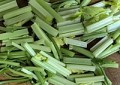 羊肚菌炒芹菜怎么做